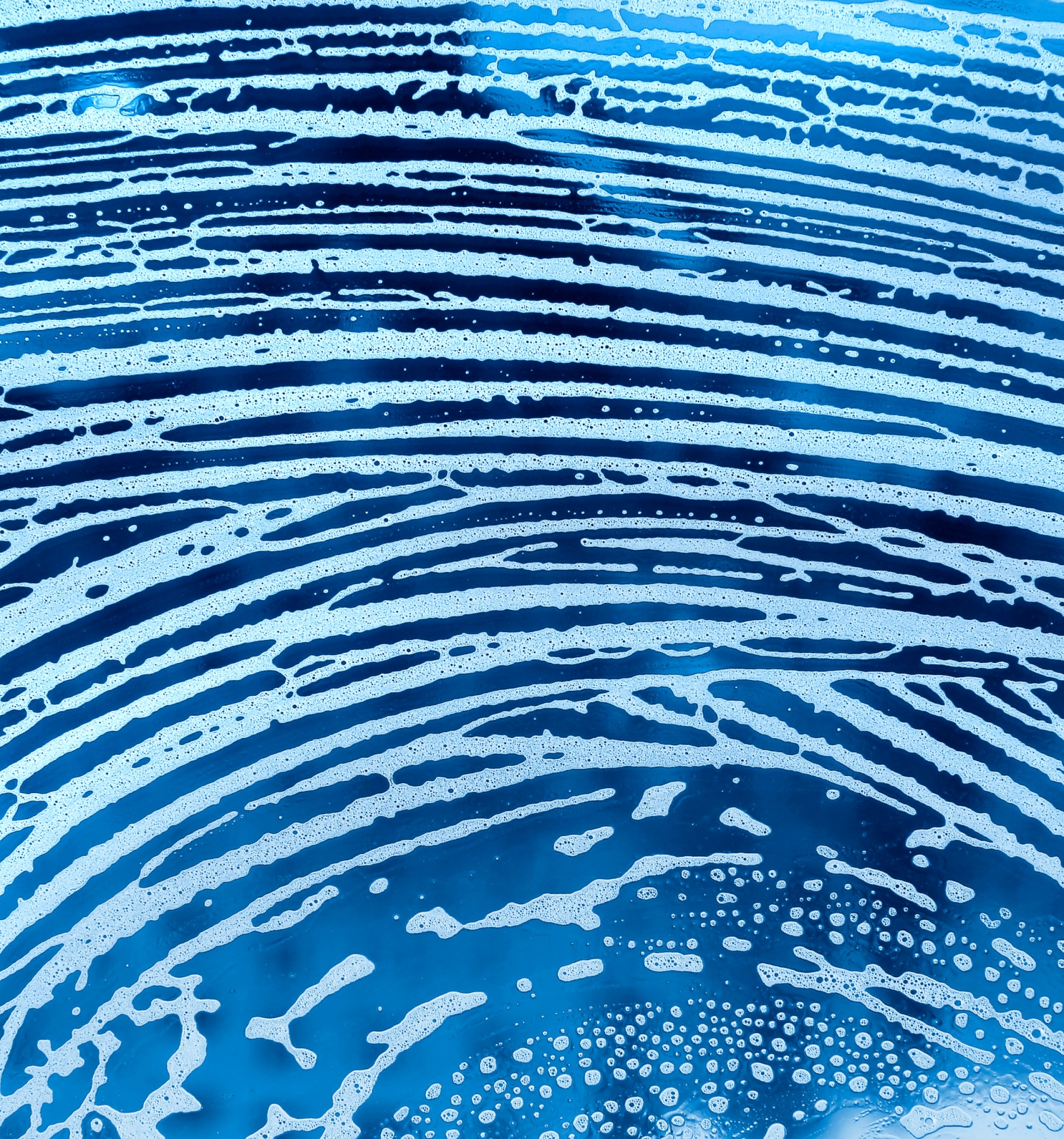 Fönsterputs närbild med tvål och vatten