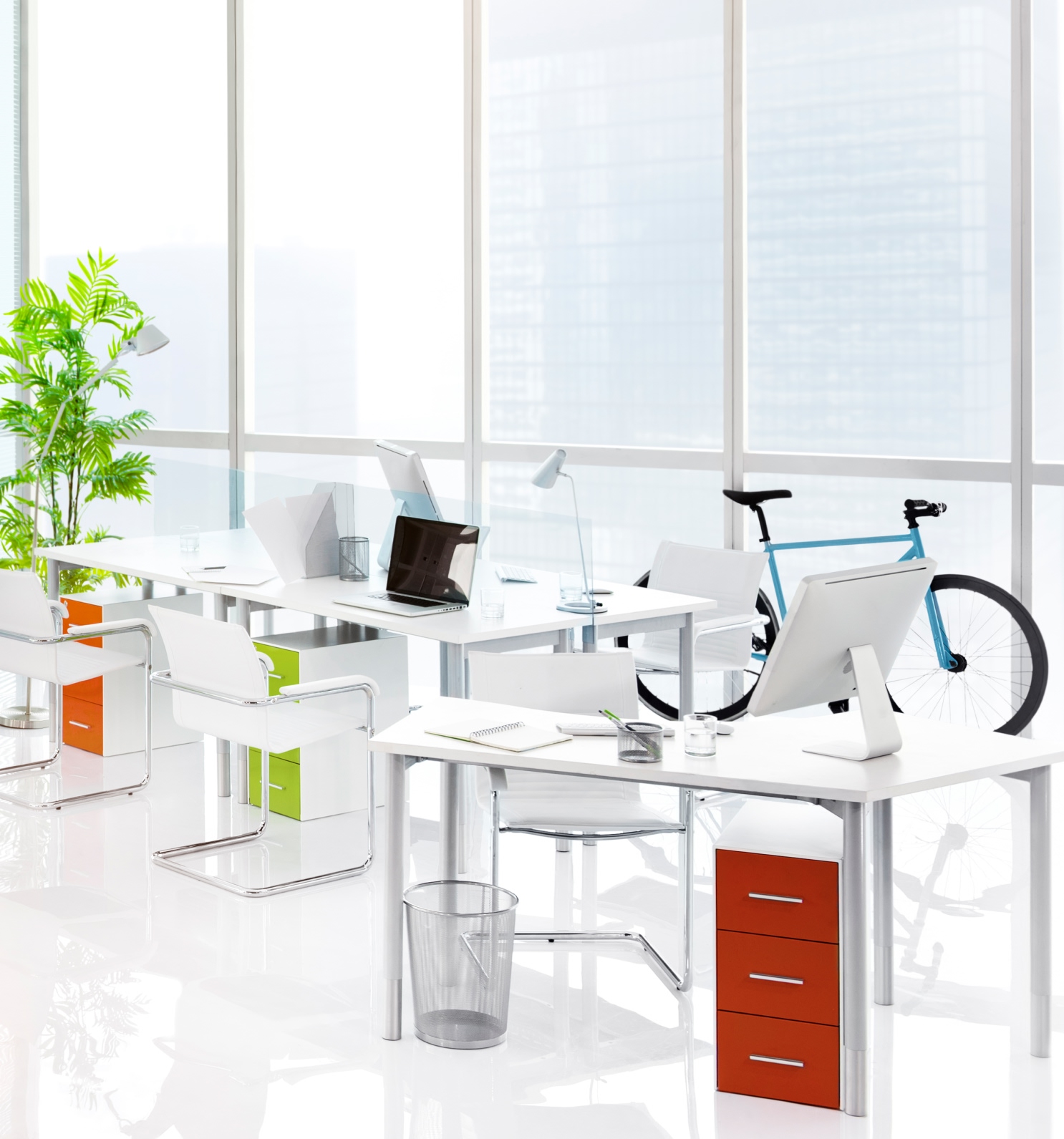 Modernt kontor med rena ytor